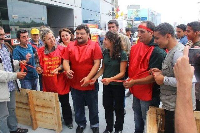 Sarıyer Belediyesi İşçilerinden Chp Binası Önünde Çay Bahçeli Protesto