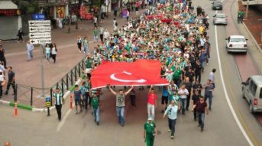 Bursaspor Taraftarı Ter&ouml;r&uuml; Lanetlemek İ&ccedil;in Y&uuml;r&uuml;d&uuml;