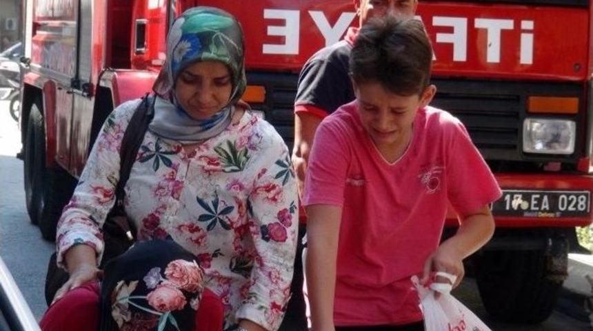 Eşi Ve Oğlu Yanan D&uuml;kkanı G&ouml;zyaşlarıyla İzledi