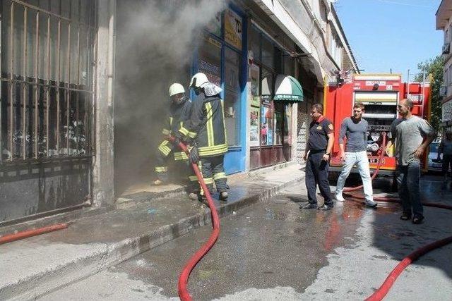 Eşi Ve Oğlu Yanan Dükkanı Gözyaşlarıyla İzledi