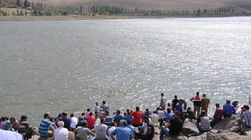 Piknikte G&ouml;lete Giren 2 Kişiden Biri Boğuldu, Diğeri Kayboldu (2)
