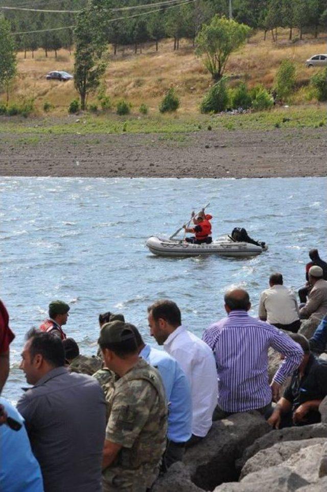 Piknikte Gölete Giren 2 Kişiden Biri Boğuldu, Diğeri Kayboldu (2)