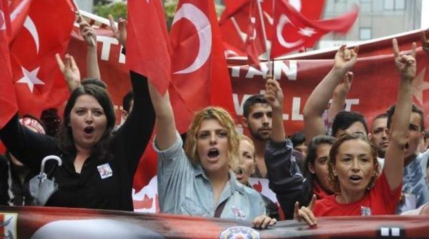 İzmit'teki Şehit Y&uuml;r&uuml;ş&uuml;nde Hdp Binası Taşlandı