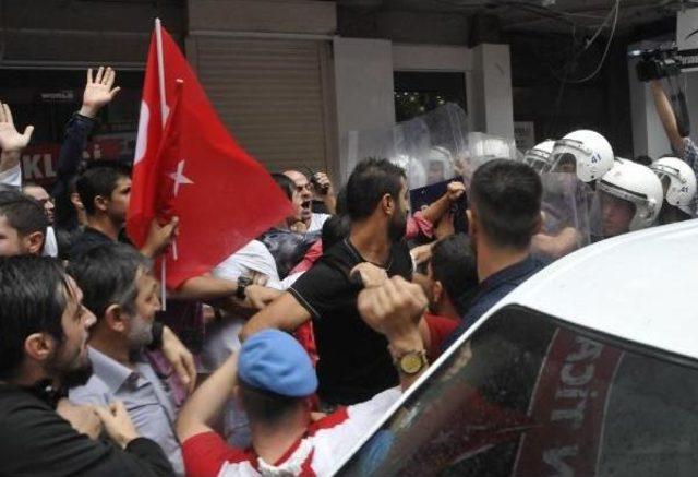 İzmit'teki Şehit Yürüşünde Hdp Binası Taşlandı