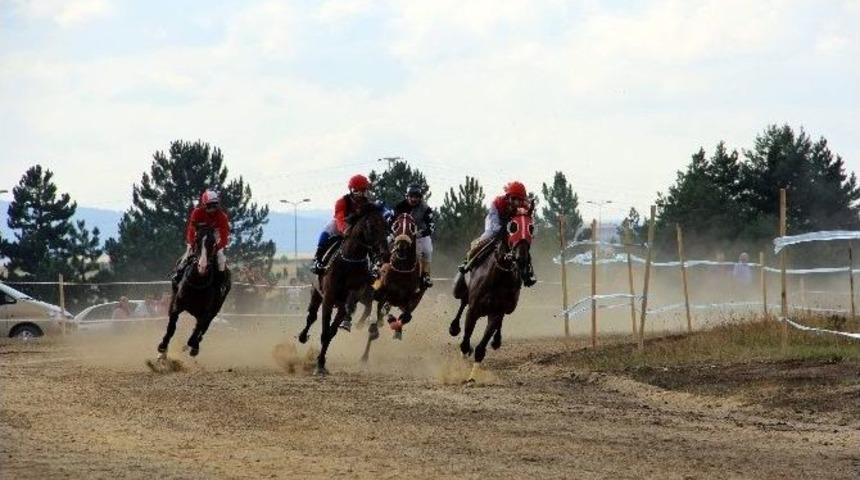 Atat&uuml;rk Ve İstiklal Kupası Yarışları Yapıldı