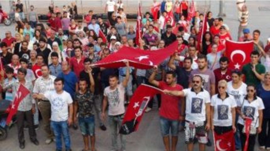 Mersin&rsquo;de Ter&ouml;r Saldırılarını Protesto Eden Vatandaşlar Y&uuml;r&uuml;y&uuml;ş D&uuml;zenledi