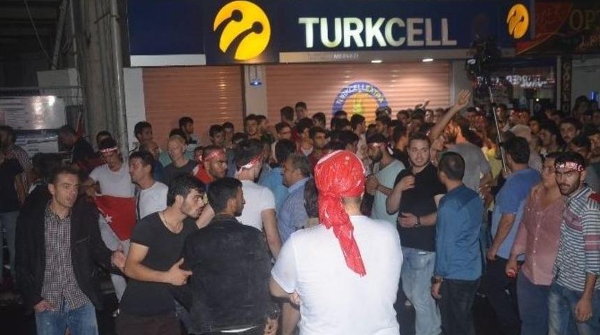 Vatandaşın Baskısı Parti Bayraklarını İndirtti