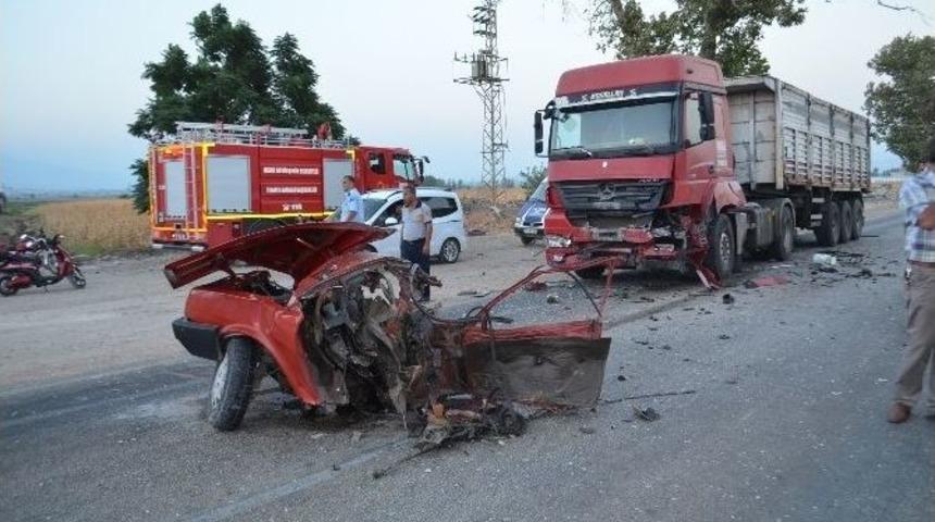 Otomobil Tır&rsquo;ın Altına Girdi: 2 &Ouml;l&uuml;