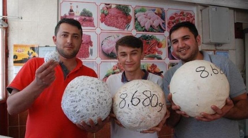 Barkod Etiketlerini Birbirine Yapıştırarak Top Yaptı