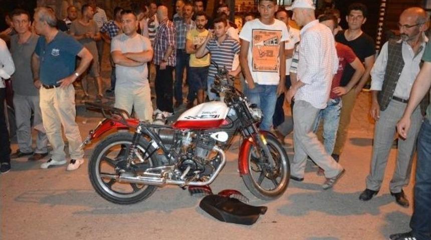Tokat&rsquo;ta Motosiklet Otomobille &Ccedil;arpıştı: 1 &Ouml;l&uuml;, 1 Yaralı
