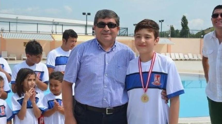 K&uuml;&ccedil;&uuml;k Y&uuml;z&uuml;c&uuml;ler Madalya Ve Sertifikalarını Aldı