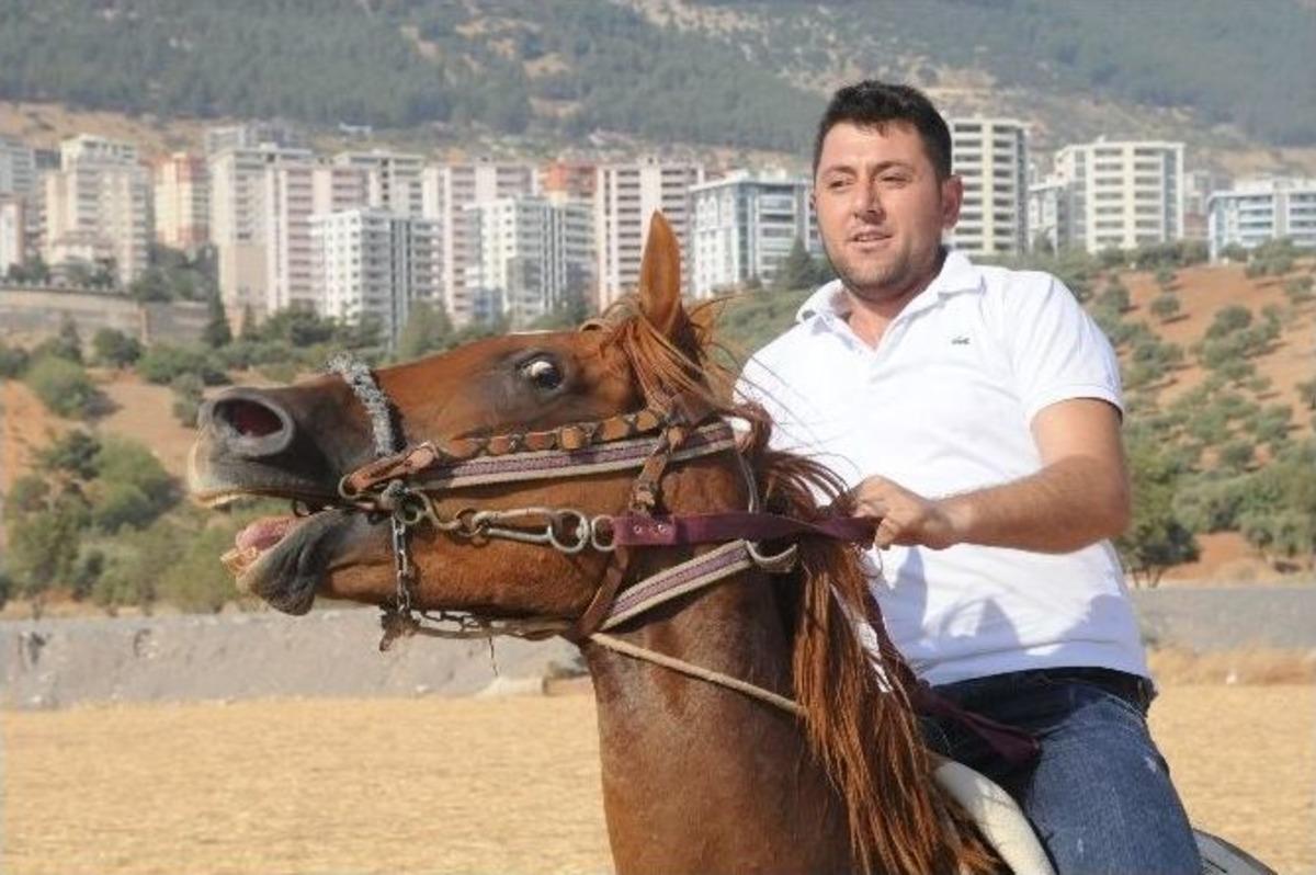 Atlar &Ccedil;arpıştı, Biniciler &Ouml;l&uuml;mden D&ouml;nd&uuml;