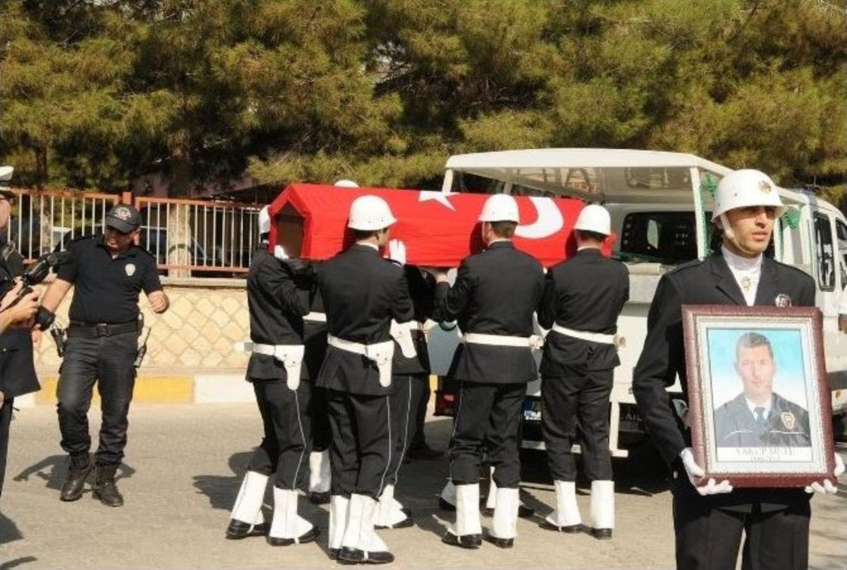 Şehit Polisin Cenazesinde K&uuml;rt&ccedil;e Ağıtlar Y&uuml;rekleri Dağladı