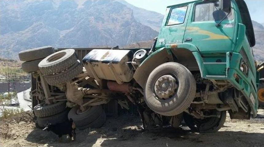 Hakkari&rsquo;de Maddi Hasarlı Trafik Kazası