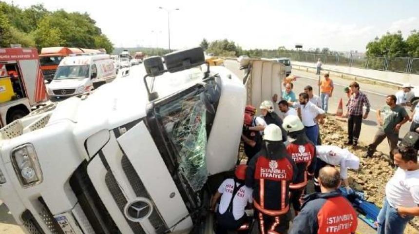 Kaza Yapan Şof&ouml;r Sıkıştığı Yerden Annesine Haber Verdi