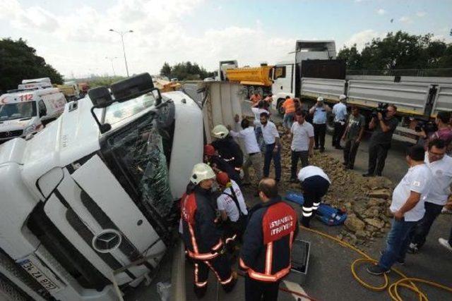 Kaza Yapan Şoför Sıkıştığı Yerden Annesine Haber Verdi