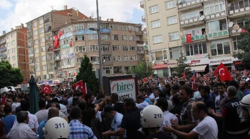 Şehidin Cenaze Namazı &Ouml;ncesinde Hdp İl Binası &Ouml;n&uuml;nde Gerginlik