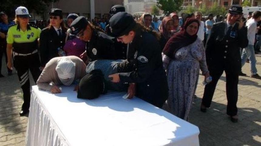 Mardinli Şehit Polisin Annesinin K&uuml;rt&ccedil;e Ağıtları Y&uuml;rekleri Dağladı