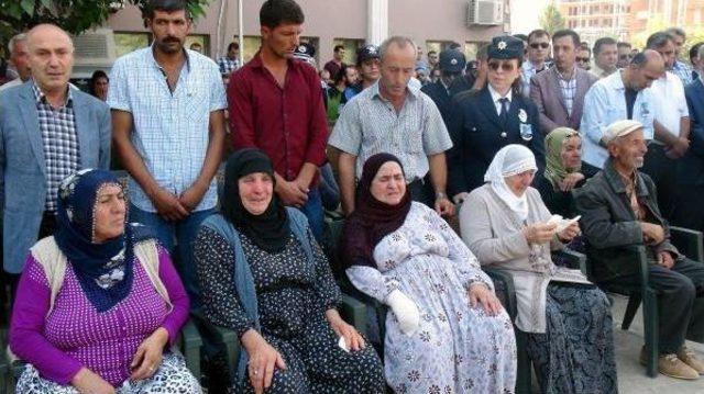 Mardinli Şehit Polisin Annesinin Kürtçe Ağıtları Yürekleri Dağladı