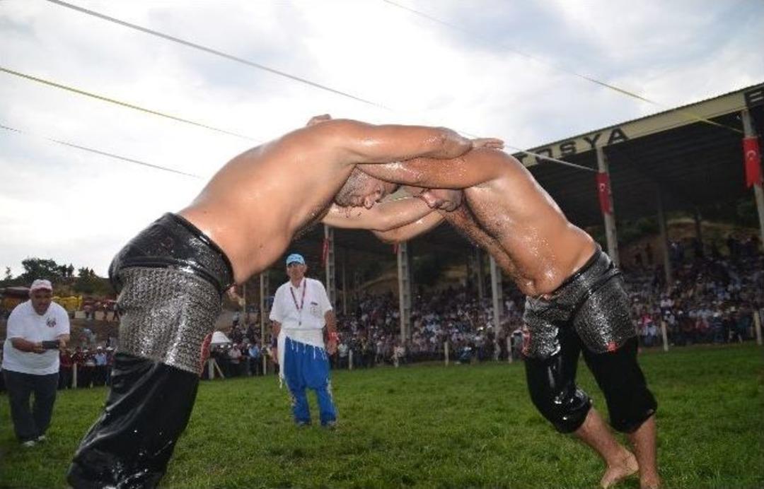 Tosya Yağlı G&uuml;reşlerinde Başpehlivanlık G&uuml;reşi Kıran Kırana Ge&ccedil;ti