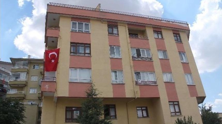 Başkent Şehidine Ağlıyor