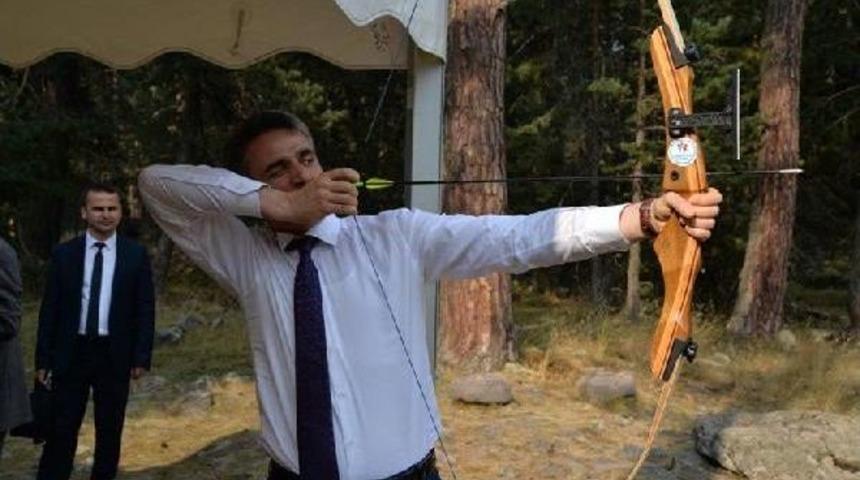 Yaz &Ouml;ğrenci Kampına Giden Vali Ok Attı
