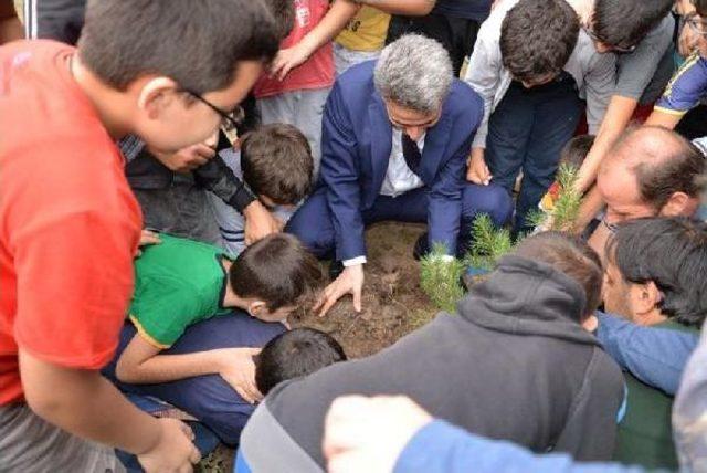 Yaz Öğrenci Kampına Giden Vali Ok Attı