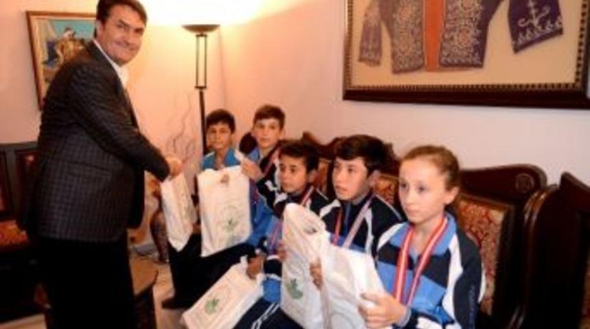 Şampiyon Karatecilerden D&uuml;ndar&rsquo;a Ziyaret