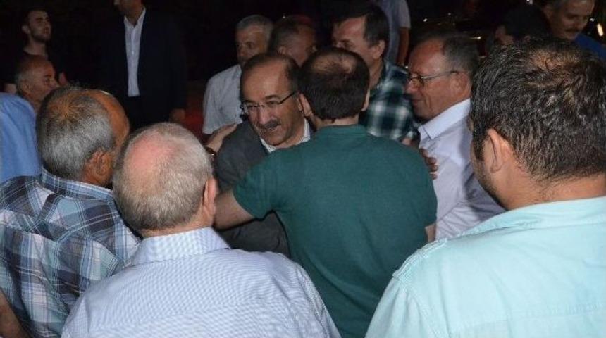 Başkan G&uuml;mr&uuml;k&ccedil;&uuml;oğlu, Vatandaşların İstek Ve &Ouml;nerilerini Dinliyor