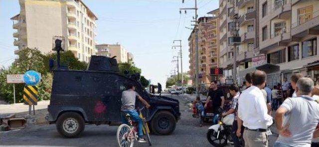 Silvan'da Hendek Kazan Pkk'lılar Polisle Çatıştı, Jandarma Ilçede Önlem Aldı