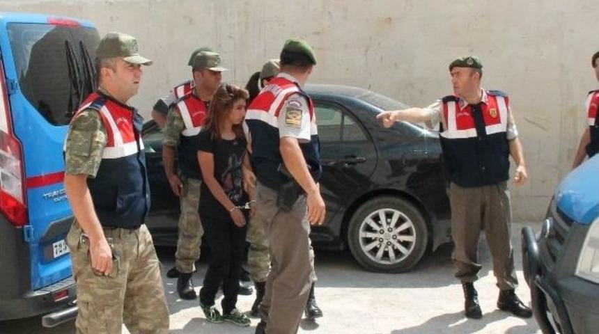 Karısına Laf Atan Adamı Boğazını Keserek &Ouml;ld&uuml;rd&uuml;