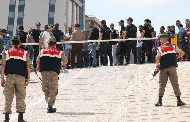 Karısına Laf Atan Adamı Boğazını Keserek &Ouml;ld&uuml;rd&uuml; 1