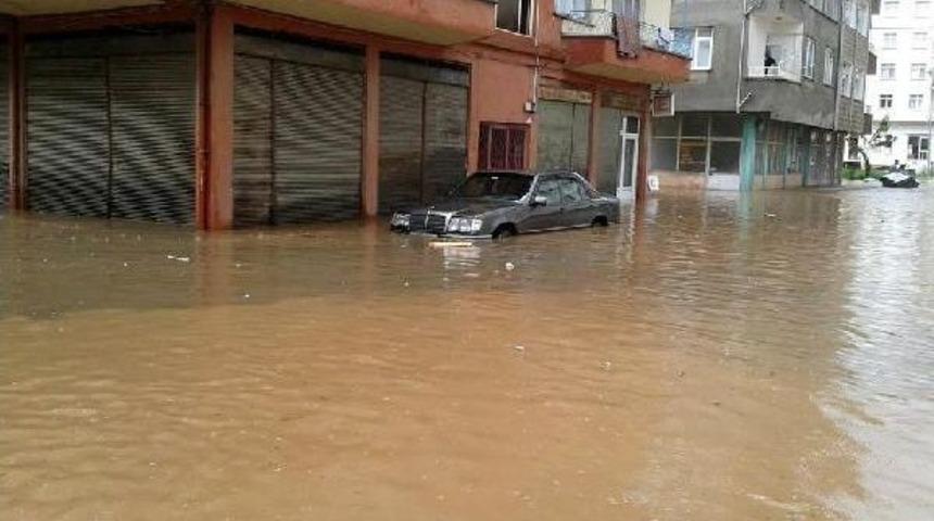 Artvin&rsquo;De Sağanak Yağmur Yolları Kapattı