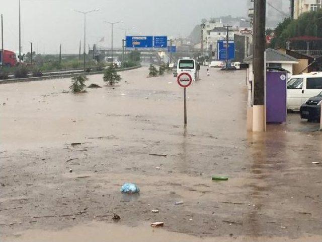 Artvin’De Sağanak Yağmur Yolları Kapattı