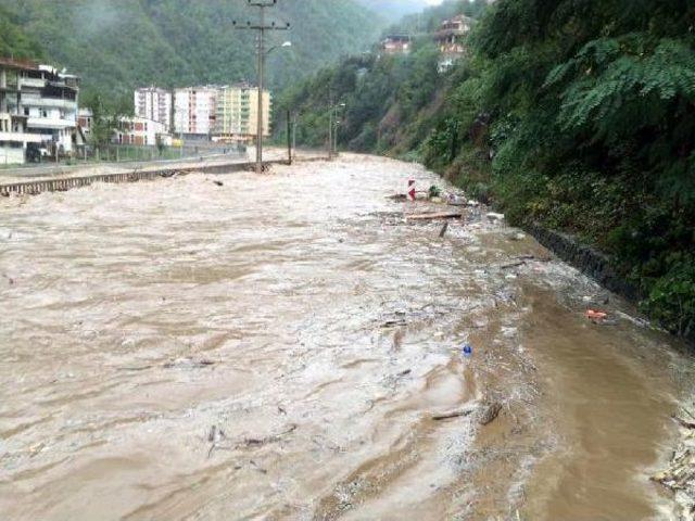 Artvin’De Sağanak Yağmur Yolları Kapattı