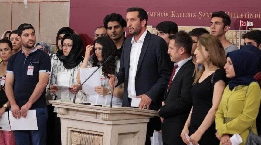 Atanamayan &Ouml;ğretmenler Mecliste Diplomalarını Yırttı