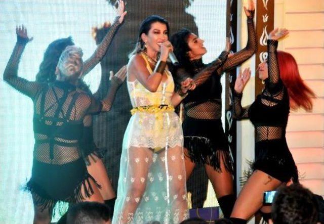 Demet Akalın Ve Hande Yener, Karşılıklı Mekanlarda Coşturdu