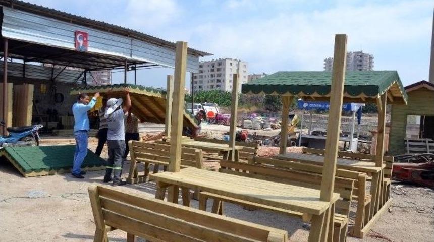 Erdemli Belediyesi Kendi &Uuml;rettiği Mobilyalarla İl&ccedil;eyi S&uuml;sl&uuml;yor