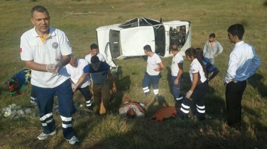 Otomobil Tarlaya Yuvarlandı: 2 Yaralı