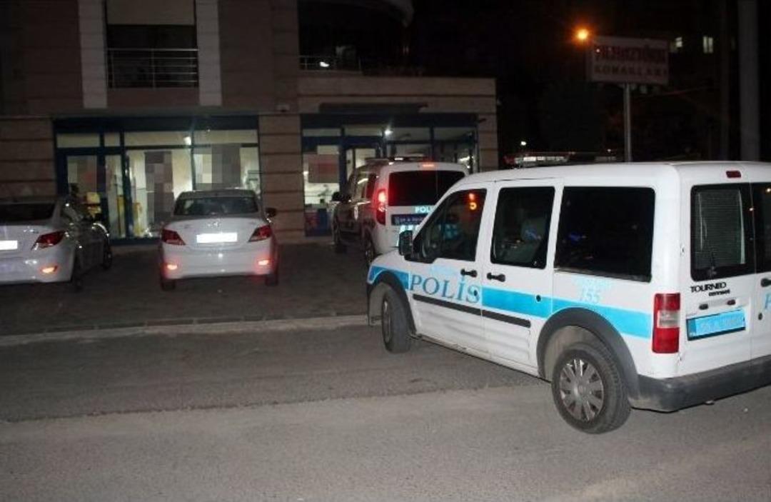 &Ccedil;alışanların Ellerini Bağlayıp Kasadan 16 Bin Tl &Ccedil;aldı