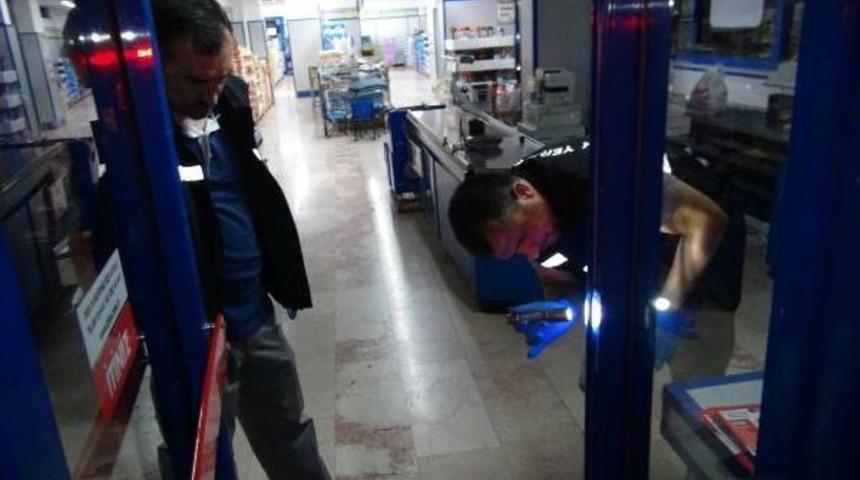 &Ccedil;alışanları Bağlayıp Marketi Soydu