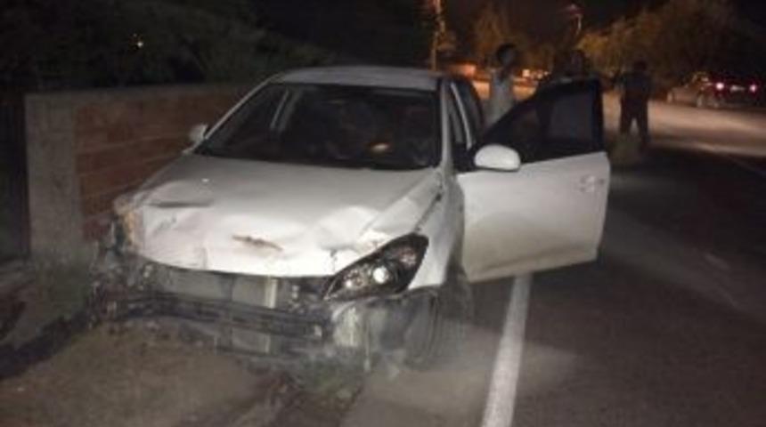 Kamyonetten Ka&ccedil;tı Duvara &Ccedil;arptı