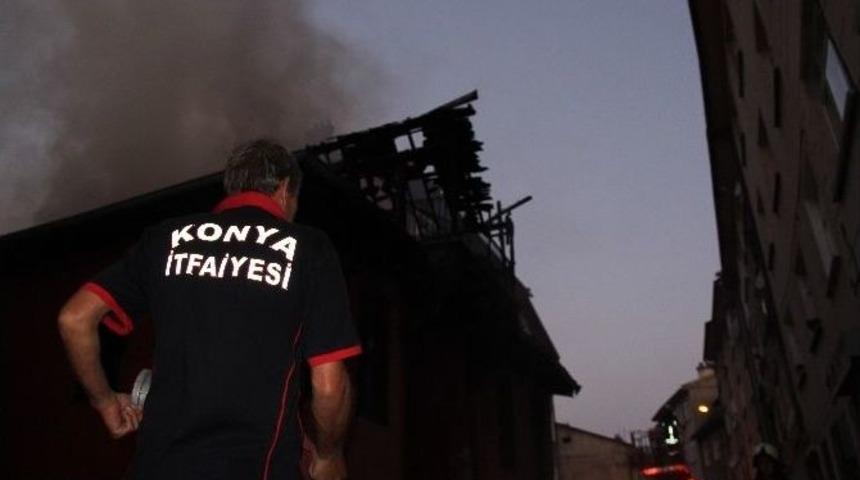 Konya&rsquo;da Tarihi Ev Yandı