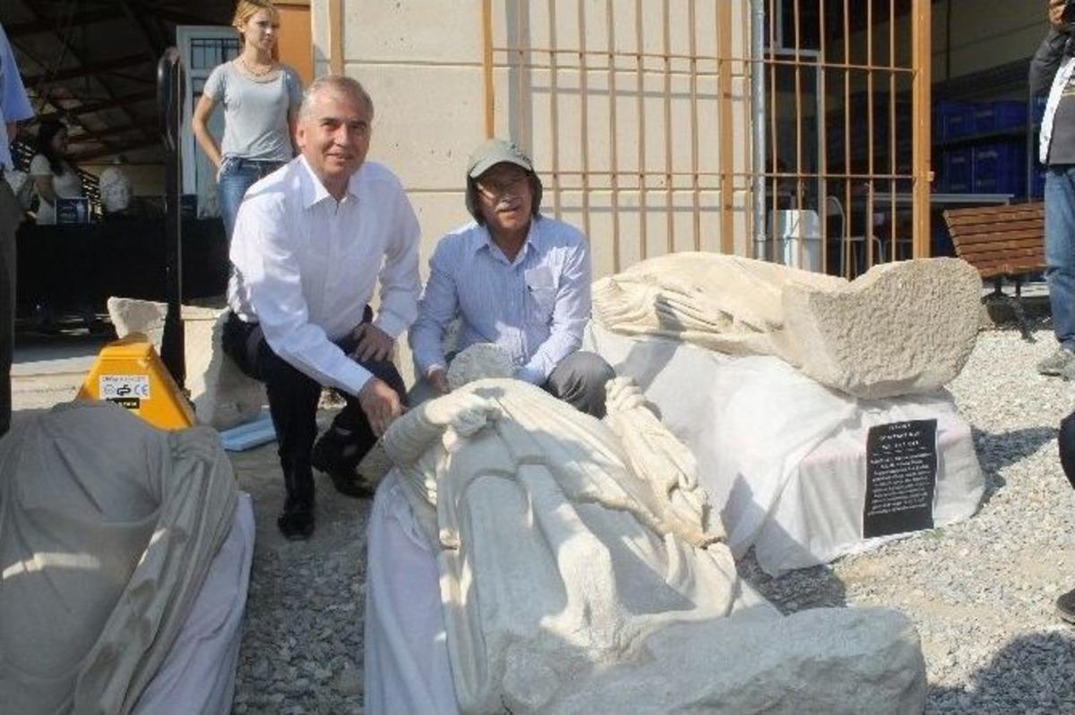 Defineciler Devletten &Ouml;nce Bulup &Ccedil;ıkardıkları Athena Heykelini Yine Toprak Altına Saklamış