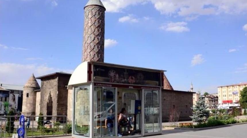 Kış Mevsiminde &Uuml;ş&uuml;meden Otob&uuml;s Bekleyecekler