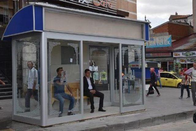 Kış Mevsiminde &Uuml;ş&uuml;meden Otob&uuml;s Bekleyecekler 1