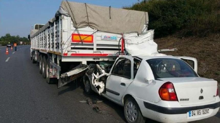 Otomobil, Emniyet Şeridindeki Tır'a Arkadan &Ccedil;arptı 2 &Ouml;l&uuml;, 2 Yaralı