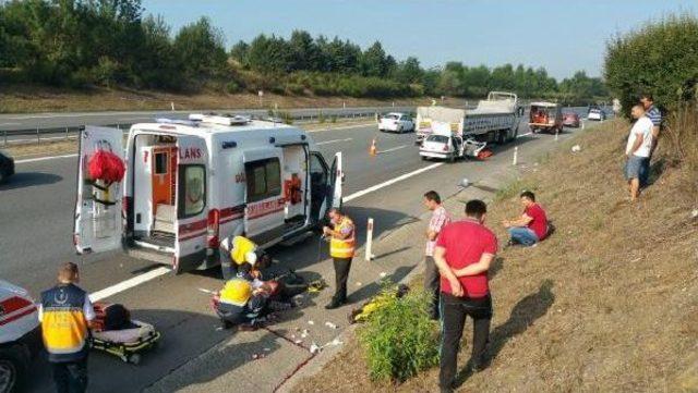 Otomobil, Emniyet Şeridindeki Tır'a Arkadan Çarptı 2 Ölü, 2 Yaralı