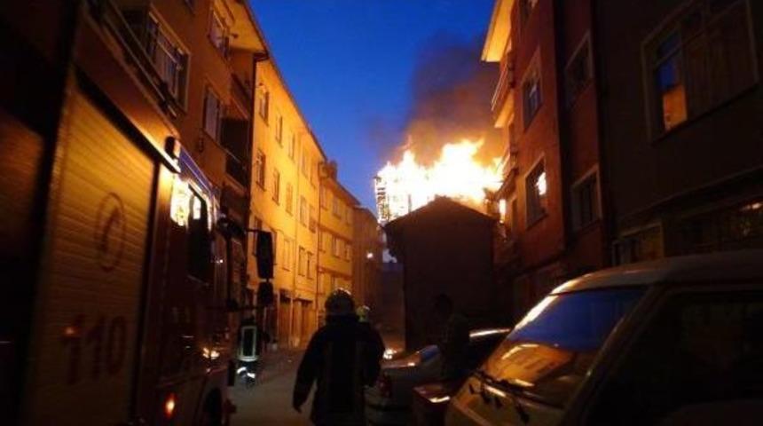 Tarihi Ev Alev Alev Yandı