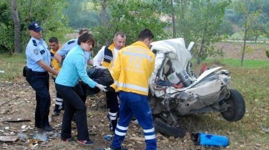 Kastamonu'da Otomobil Ağaca &Ccedil;arptı: 2 Yaralı